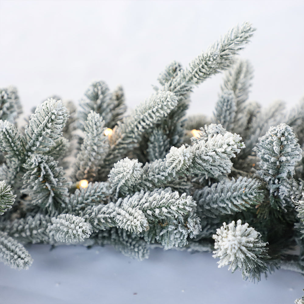 Guirlande de Noël artificielle pré-éclairée avec neige floquée, lumières blanches et jaunes, 22-26 pouces/55-70 CM, PVC